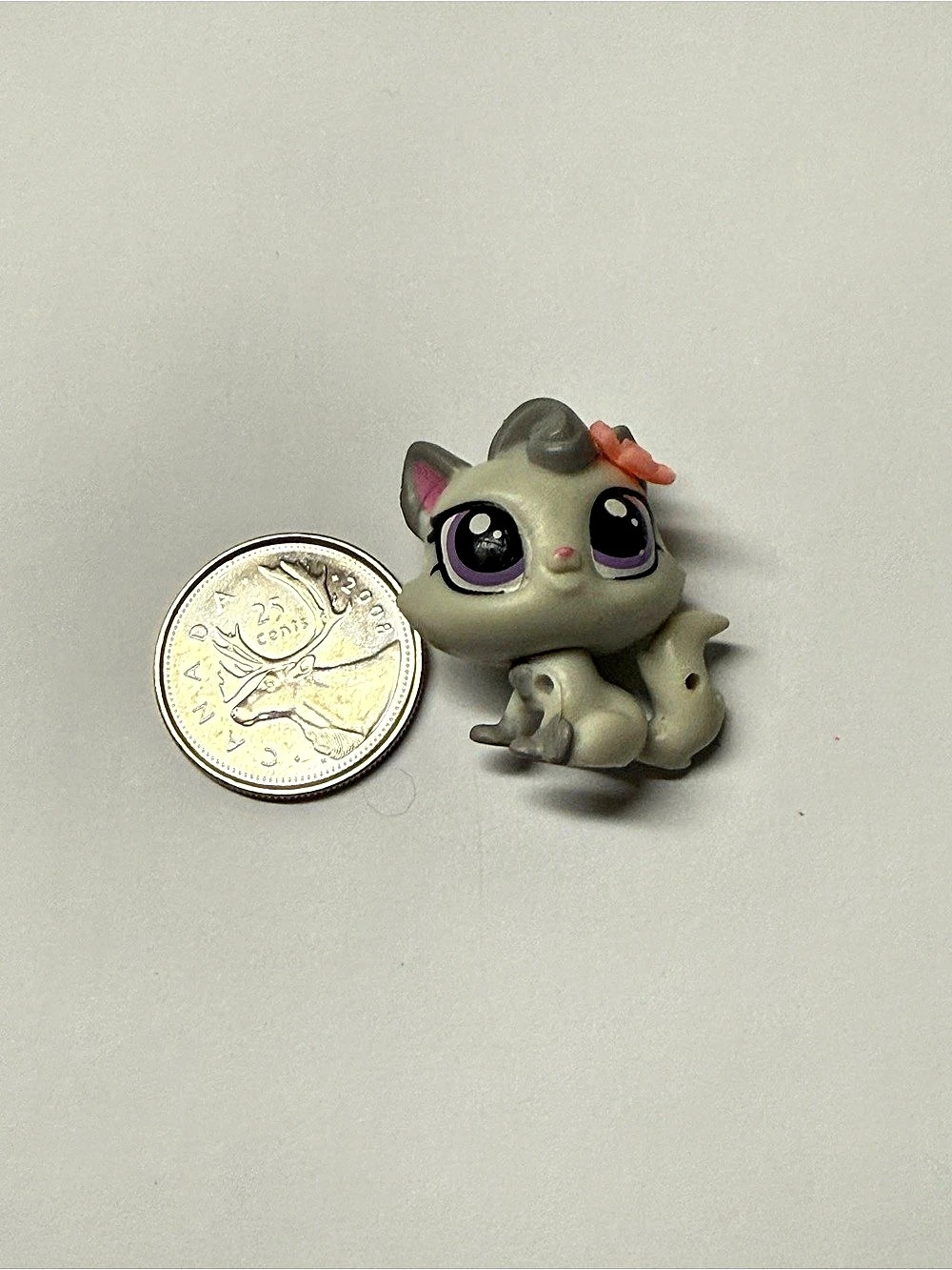 Littlest Pet Shop kitten figure (Holiday Grinsley, Pet #268)